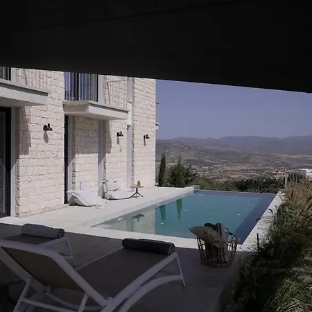 Stylish Villa, Rural Setting, Infinity Pool * Pano Akourdalia