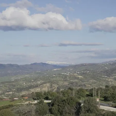 Stylish Villa, Rural Setting, Infinity Pool Villa Pano Akourdalia