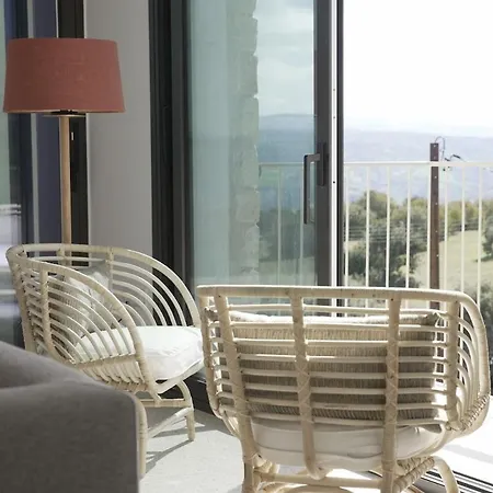 Stylish Villa, Rural Setting, Infinity Pool فيلة
